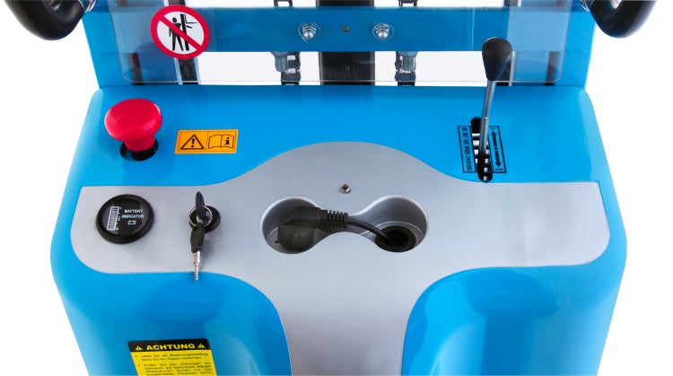 Bedienfeld eines elektrischen Hochhubwagens mit Not-Aus-Schalter, Batterieanzeige, Zündschlüssel, Ladestecker und Bedienhebel.