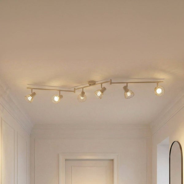 Deckenleuchte mit sechs Strahlern im Innenraum