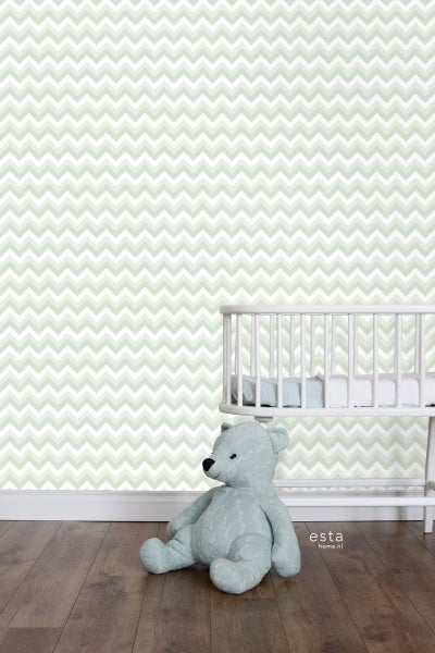 Kinderzimmer mit Zickzack-Tapete, Babybett und Teddybär