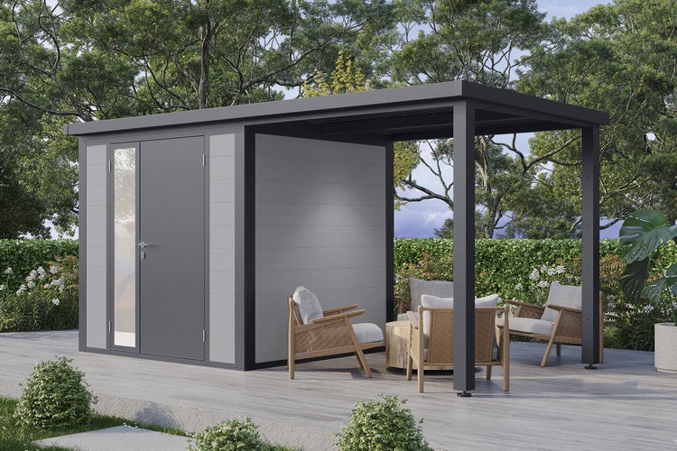 Modernes Gartenhaus mit integriertem überdachtem Sitzbereich, Metallrahmen und Glasfronttür auf einer Terrasse im Garten.