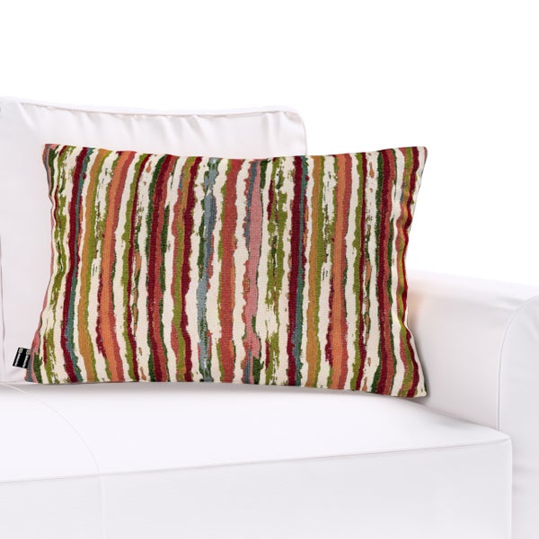 Dekokissen mit Streifenmuster auf einem weißen Sofa