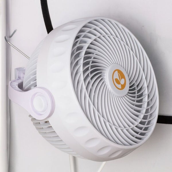 Kompakter weißer Kunststoffventilator mit Spiralgitter, an einem Haken montiert.