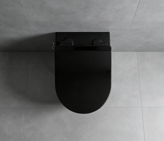 Schwarzes spülrandloses WC aus Keramik mit fließendem Wasser während des Spülvorgangs.