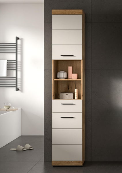 Hoher Badezimmerschrank in Eichenoptik mit hellgrauen Fronten, offenen Regalfächern und schwarzen Griffen.