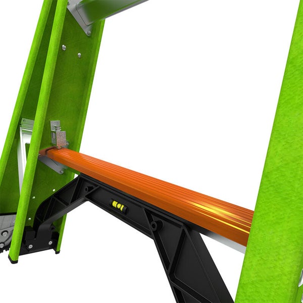 Detailansicht einer Leiter mit integrierter Wasserwaage an der orangefarbenen Querverstrebung und grünen Holmen.