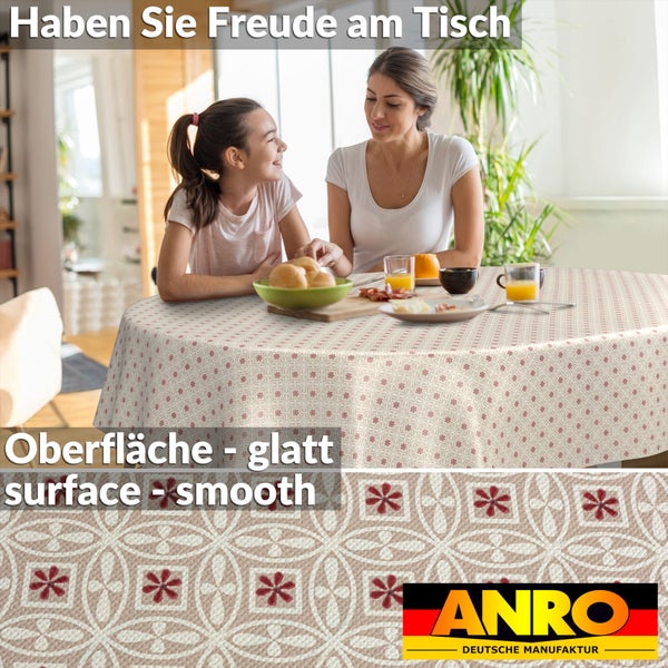 Familie an einem Esstisch mit einer gemusterten ANRO Tischdecke mit glatter Oberfläche. ANRO Logo.