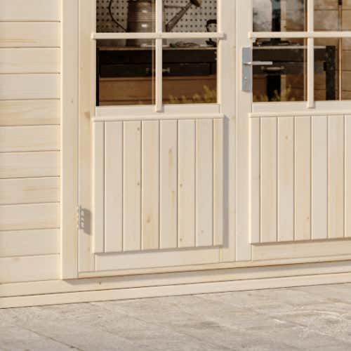 Detailansicht einer Holztür eines Gartenhauses