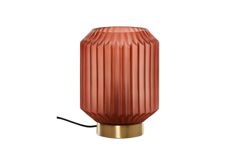 Geriffelte Glas Tischleuchte mit Metallfuß neben einer dekorativen Vase und Lampe auf einem weißen Tisch.