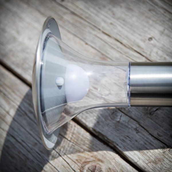 Detailansicht einer modernen Außenleuchte aus Edelstahl mit transparenter Kunststoffabdeckung und weißem Leuchtmittel.