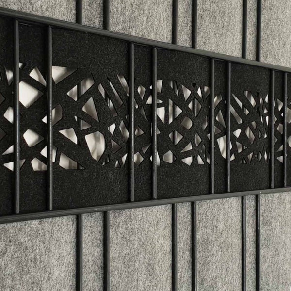 Dekorativer Raumteiler mit abstraktem Muster und Metallrahmen