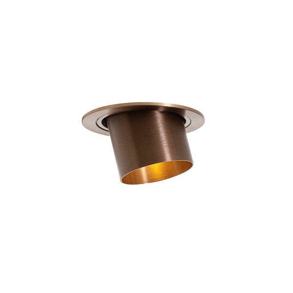 Schwenkbarer Einbaustrahler aus Metall in Bronze-Optik.