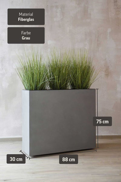 Rechteckiger grauer Pflanzkasten aus Fiberglas mit grünem Ziergras, Maße 88 mal 30 mal 75 Zentimeter.