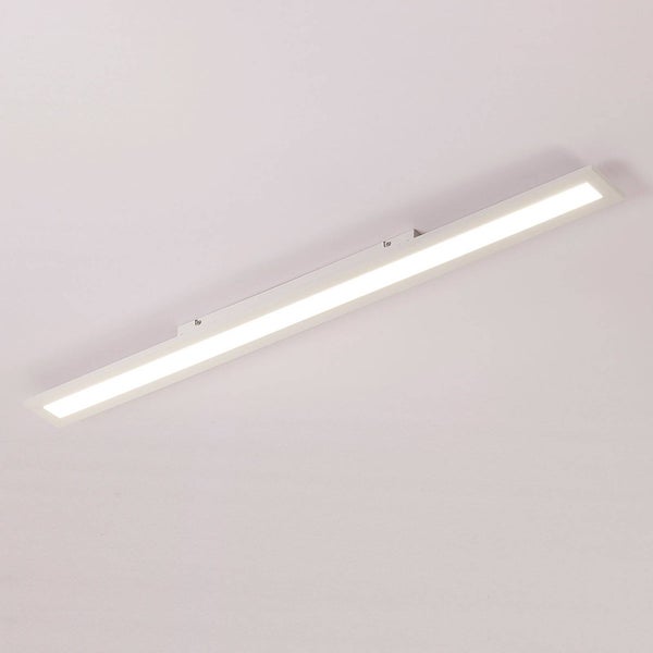 Rechteckige LED-Deckenleuchte, flache Panelform, strahlt helles Licht aus.