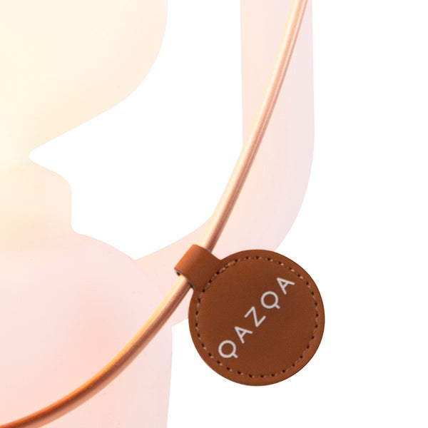 Detail einer Leuchte mit einem Lederanhänger mit QAZQA Logo an einem Metallstab.