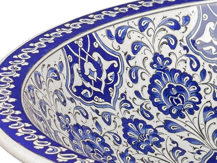 Detailansicht eines Waschbeckens mit blau-weißem Blumenmuster