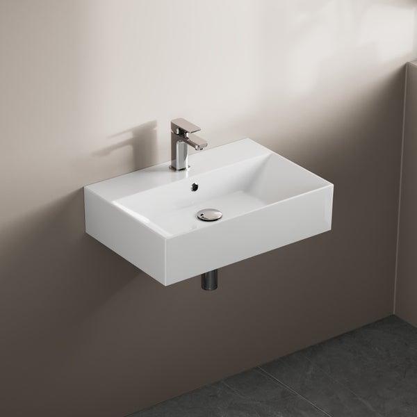 Rechteckiges Wand-Waschbecken aus Keramik mit verchromter Einhebelmischbatterie in einem modernen, hellen Badezimmer.