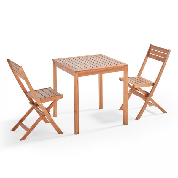 Balkonset aus Holz bestehend aus einem quadratischen Tisch und zwei Klappstühlen.