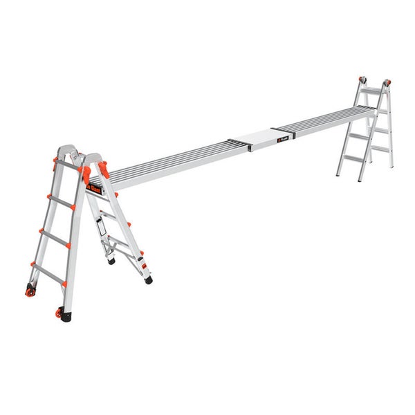 Little Giant Teleskop Arbeitsbühne aus Aluminium verbunden mit zwei Stufenleitern zur Erhöhung der Arbeitsfläche