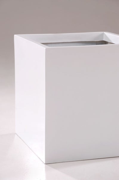 Quadratischer weißer Pflanzkübel mit glänzender Oberfläche.