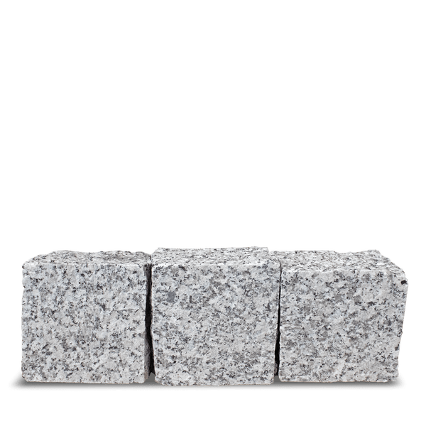 Drei quadratische Pflastersteine aus Granit mit natürlicher gesprenkelter Textur.
