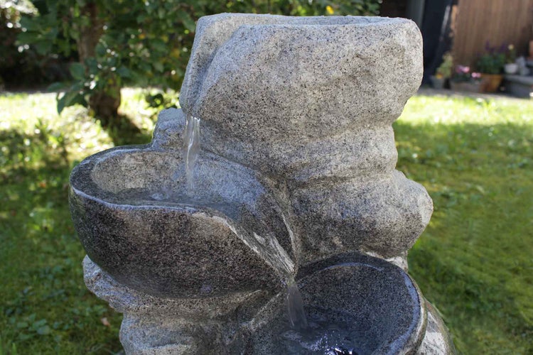 Gartentisch mit Gartenstuhl mit hoher Rückenlehne und Armlehne