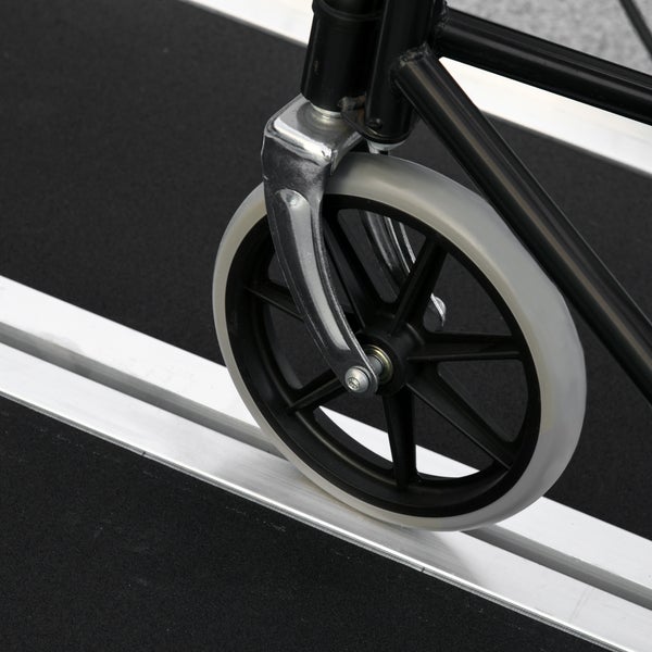 Nahaufnahme eines Rads für Rollatoren auf einer Aluminiumrampe mit rutschfestem Belag.