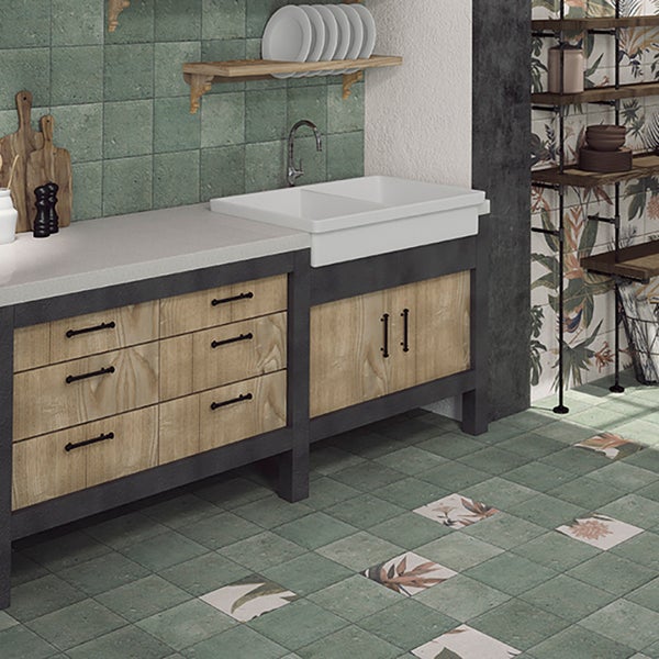 Moderne Kueche mit Holzschraenken, weissem Doppelwaschbecken, Kuechenarmatur und Bodenfliesen im rustikalen Design mit floralen Akzenten.