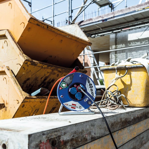 Brennstuhl Kabeltrommel mit 40 Meter Kabellänge auf einer Baustelle