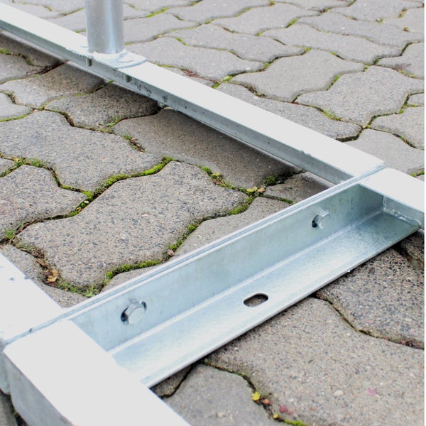 Metallkonstruktion mit Schrauben auf Pflastersteinen