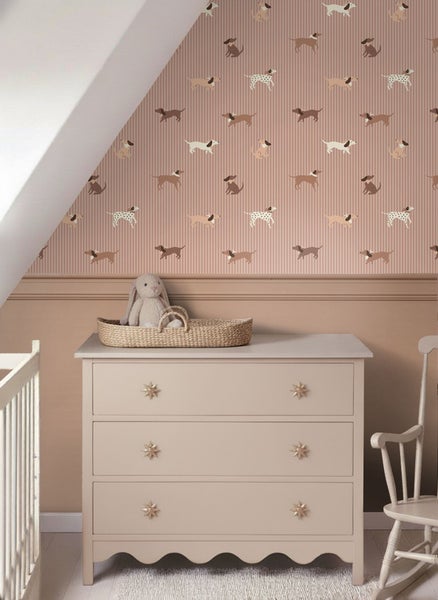 Kinderzimmer mit Tapete mit Hundemotiv, Kommode und Schaukelstuhl