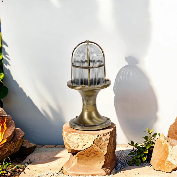 Außenleuchte im Garten auf einem Stein