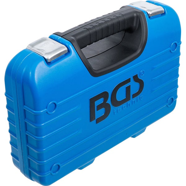 Blauer Werkzeugkoffer aus Kunststoff mit schwarzem Tragegriff, silberfarbenen Verschlüssen und dem BGS Technic Logo.