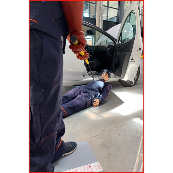 Demonstration der sicheren Spannungsprüfung an einem verunfallten Elektrofahrzeug.