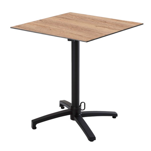 Quadratischer Bistrotisch mit Tischplatte in Holzoptik und schwarzem Metallgestell.