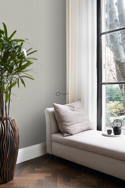 Helle Wandgestaltung mit Pflanze, Fenster und Liege