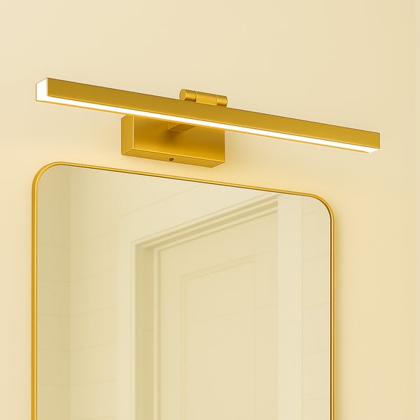 Goldfarbene Spiegelleuchte über einem Spiegel