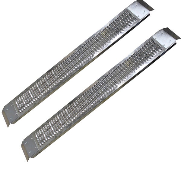 Zwei silberfarbene Auffahrrampen aus Metall