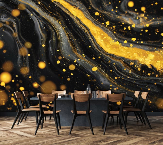 Esstisch mit Stühlen vor einer Wandtapete mit abstraktem Muster