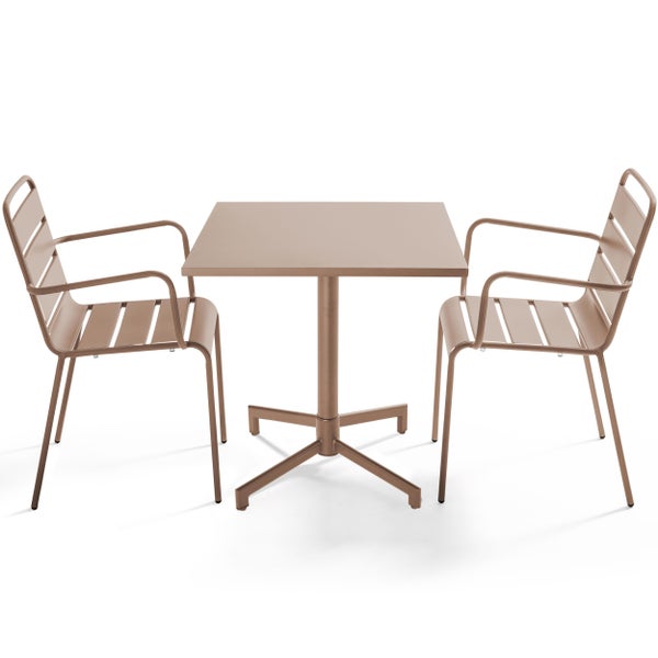 Bistro-Set aus Metall bestehend aus einem quadratischen Tisch und zwei Armlehnenstühlen mit Latten-Design.