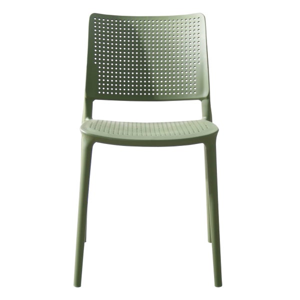 Grüner Kunststoffstuhl mit perforierter Rückenlehne und Sitzfläche.