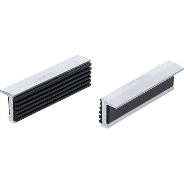 Zwei magnetische Schraubstock-Schutzbacken aus Aluminium mit gerippter Gummifläche und Magnetstreifen.