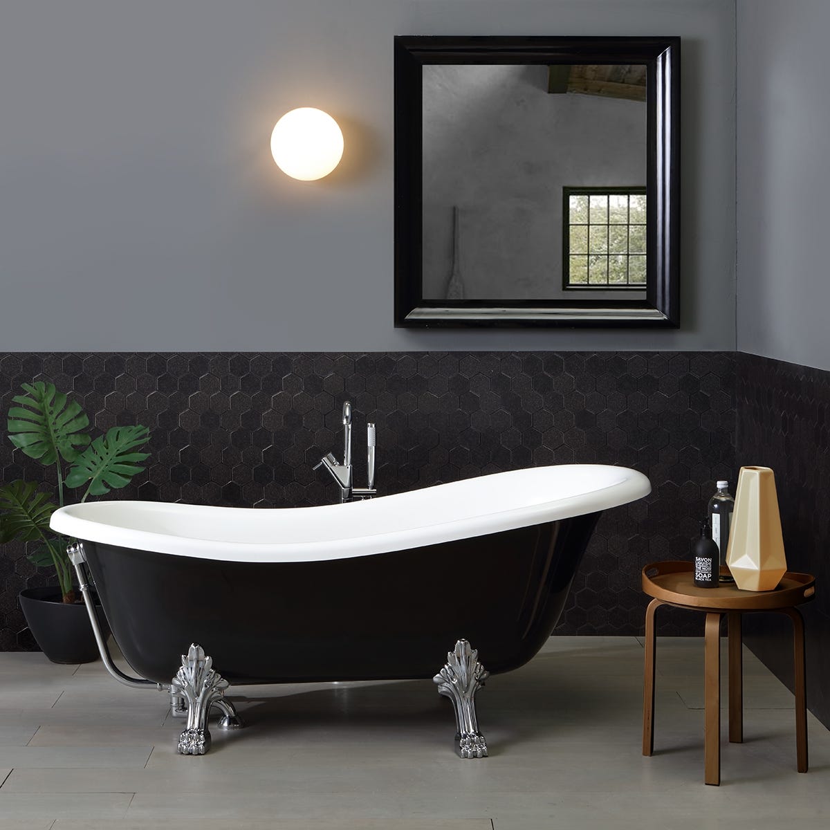Freistehende Badewanne im klassischen Stil in Schwarz und Weiß | Romantica
