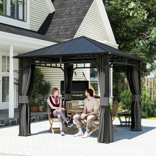 Moderner Gartenpavillon mit festem Dach und Seitenvorhängen auf einer Terrasse mit Sitzgruppe und zwei Personen.