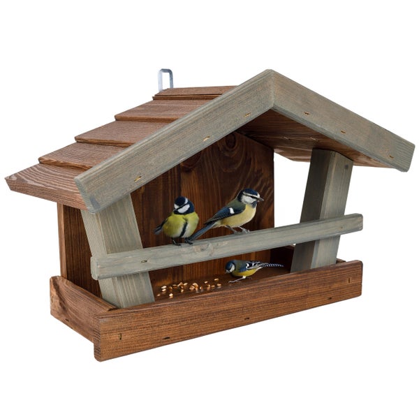 Vogelhaus aus Holz mit asymmetrischem Dach, Sitzstange und Futterbereich, besetzt mit drei Blaumeisen.