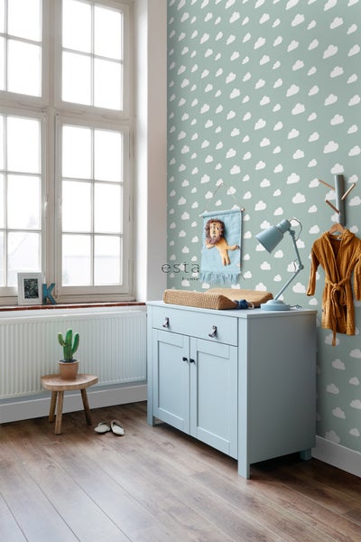 Kinderzimmer mit blauer Kommode, Wolkentapete und Holzfußboden