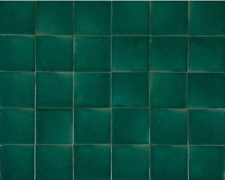 Fliesenmuster mit quadratischen, glasierten Keramikfliesen