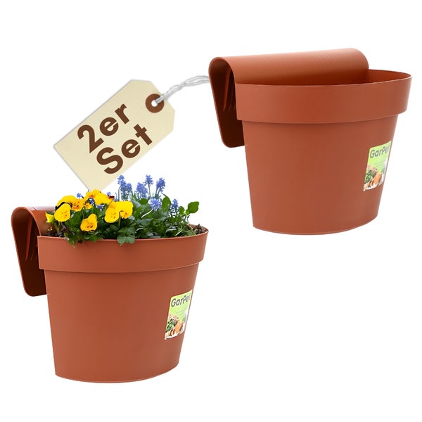 Zwei braune Balkonkasten zum Einhängen, einer bepflanzt