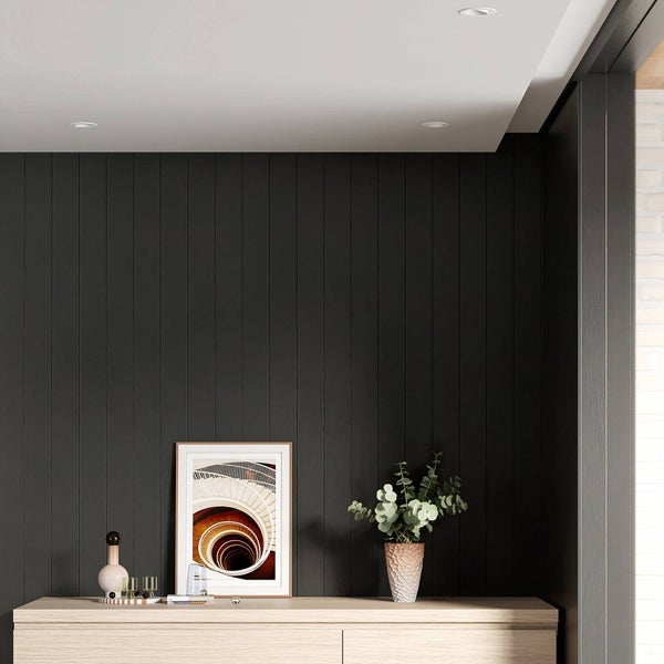 Wandverkleidung aus vertikalen dunklen Holzpaneelen in einem modern gestalteten Raum mit Sideboard und Dekoration.