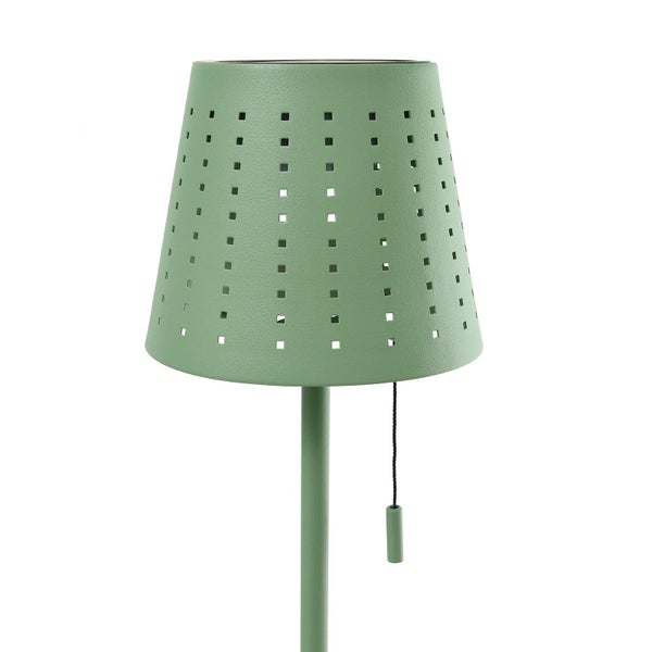 Grüne Solar-Außenleuchte mit perforiertem Schirm und Zugschalter.