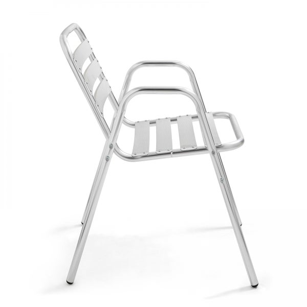 Stapelbarer Bistrostuhl aus Aluminium mit Armlehnen und Sitz- sowie Rückenfläche aus Metalllamellen.